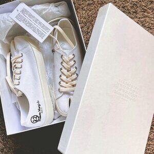 NIB Maison Margiela Split-toe logo-print canvas sneakers Tabi
